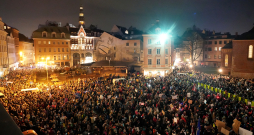 Doma laukumā notiek protests "Nosargāsim Māti Latviju" pret izstāšanos no Eiropas Padomes Konvencijas par vardarbības pret sievietēm un vardarbības ģimenē novēršanu un apkarošanu (Stambulas konvencijas).
