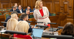 Premjere Evika Siliņa vakar sekoja līdzi 2026. gada valsts budžeta projekta izskatīšanai Saeimā. Politiķi. Premjere Evika Siliņa vakar sekoja līdzi 2026. gada valsts budžeta projekta izskatīšanai Saeimā. Politiķi.