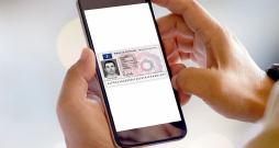 Par galveno vadītāja apliecības formātu ES pakāpeniski kļūs viedtālrunī pieejama digitālā vadītāja apliecība.