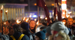 Lāčplēša dienai veltīts lāpu gājiens "Brīvības cīnītāju gars cauri visiem laikiem" Rīgā pagājušā gada 11. novembrī. Arī šodien pēc piemiņas brīža, kas sāksies plkst. 16, notiks lāpu gājiens no Rīgas Brāļu kapiem līdz Brīvības laukumam.
