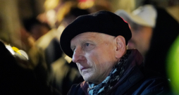 Latvijas Tautas frontes pirmais priekšsēdētājs Dainis Īvāns Doma laukumā, kur notiek protests "Nosargāsim Māti Latviju" pret izstāšanos no Eiropas Padomes Konvencijas par vardarbības pret sievietēm un vardarbības ģimenē novēršanu un apkarošanu (Stambulas konvencijas). Latvijas Tautas frontes pirmais priekšsēdētājs Dainis Īvāns Doma laukumā, kur notiek protests "Nosargāsim Māti Latviju" pret izstāšanos no Eiropas Padomes Konvencijas par vardarbības pret sievietēm un vardarbības ģimenē novēršanu un apkarošanu (Stambulas konvencijas).