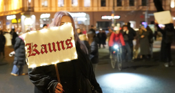 Cilvēki laukumā pie Brīvības pieminekļa pēc protesta Doma laukumā. Cilvēki laukumā pie Brīvības pieminekļa pēc protesta Doma laukumā.