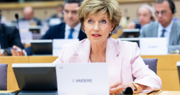 Eiropas Parlamenta deputāte Inese Vaidere: "Slovākija vēl šobrīd lielās ar to, ka importē tikai vairs 50% Krievijas gāzes un naftas savu vajadzību nodrošināšanai. Es par šādiem vārdiem saķeru galvu un saku: gandrīz četri gadi ilgst karš, bet jūs joprojām importējat 50%? Tas ir ārprāts!" Eiropas Parlamenta deputāte Inese Vaidere: "Slovākija vēl šobrīd lielās ar to, ka importē tikai vairs 50% Krievijas gāzes un naftas savu vajadzību nodrošināšanai. Es par šādiem vārdiem saķeru galvu un saku: gandrīz četri gadi ilgst karš, bet jūs joprojām importējat 50%? Tas ir ārprāts!"