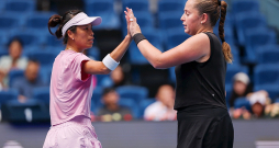Aļona Ostapenko (no labās) kopā ar augumā smalko taivānieti Suveju Sje šogad spēlēja Austrālijas un Vimbldonas čempionātu finālos. Rīdziniece dubultspēlēs naudas balvās šogad nopelnīja gandrīz miljonu ASV dolāru. Aļona Ostapenko (no labās) kopā ar augumā smalko taivānieti Suveju Sje šogad spēlēja Austrālijas un Vimbldonas čempionātu finālos. Rīdziniece dubultspēlēs naudas balvās šogad nopelnīja gandrīz miljonu ASV dolāru.