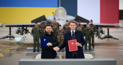 Francijas prezidents Emanuels Makrons un Ukrainas prezidents Volodimirs Zelenskis pirmdien Parīzē.
