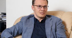 Raivis Dzintars: "Ja ir nobriedis konflikts, tad cilvēki sastrīdēties var arī par to, ka krūzīte nepareizi nolikta uz galda. Arī Stambulas konvencija ir kā tāda nepareizi nolikta krūzīte – konflikts ir par to, ko katram tā simbolizē, nevis būtību." Raivis Dzintars: "Ja ir nobriedis konflikts, tad cilvēki sastrīdēties var arī par to, ka krūzīte nepareizi nolikta uz galda. Arī Stambulas konvencija ir kā tāda nepareizi nolikta krūzīte – konflikts ir par to, ko katram tā simbolizē, nevis būtību."