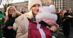 Rīdzinieki un galvaspilsētas viesi valsts svētkos pulcējās pie Brīvības pieminekļa un krastmalā, vērojot parādi.