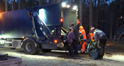 Lapu nodošanas punktā sastaptie iedzīvotāji atzīst, ka pirms siet ciet maisus cenšas tos rūpīgi pārbaudīt, lai gliemežu tur nebūtu.