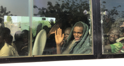 Bērns māj ar roku no autobusa, kad bērni, kurus “Boko Haram” nolaupīja no Kankaras Zinātnes vidusskolas Nigērijas ziemeļrietumu Katsinas štatā, tiek vesti mājās pēc atbrīvošanas 2020. gada 18. decembrī. — Vairāk nekā 300 Nigērijas skolas zēnu ceturtdien tika atbrīvoti pēc nolaupīšanas uzbrukumā, par kuru atbildību uzņēmās “Boko Haram”, paziņoja amatpersonas, lai gan nebija skaidrs, vai daļa joprojām atrodas nolaupītāju rokās.
