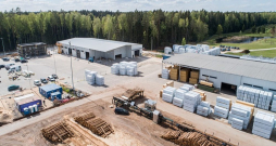 Ogres rūpnīcas pirmās kārtas ražošanas platība būs 14 500 kvadrātmetru, ražošanas jauda plānota 50 000 kubikmetru finiera gadā, kā arī tiks radītas 50 jaunas darba vietas. Ogres rūpnīcas pirmās kārtas ražošanas platība būs 14 500 kvadrātmetru, ražošanas jauda plānota 50 000 kubikmetru finiera gadā, kā arī tiks radītas 50 jaunas darba vietas.