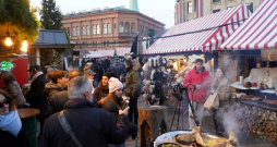 Ziemassvētku tirdziņš Doma laukumā, Rīgā. 