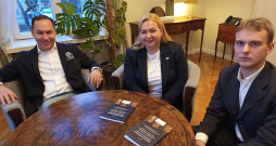 Ģeopolitikas pētījumu centra direktors Māris Andžāns (no kreisās), Latvijas Drošības un aizsardzības industriju federācijas valdes priekšsēdētāja Elīna Egle-Ločmele un pētījuma "Institucionālās inerces slazdā: Latvijas un Somijas aizsardzības industrijas politikas attīstība" autors Zintis Sils ir pārliecināti, ka Somija vienmēr ir bijis piemērs Latvijai aizsardzības politikas veidošanā.