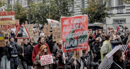 21. oktobrī ar demonstrāciju Viļņā noslēdzās kultūras darbinieku protesta mēnesis pret partiju "Nemunas rītausma", kura, kā uzsver Lietuvas kultūras pārstāvji, apdraud vārda brīvību, cīņu pret dezinformāciju un citas demokrātiskās vērtības.