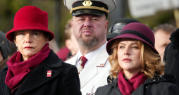 Ārlietu ministre Baiba Braže (no kreisās), Saeimas deputāts Jānis Skrastiņš un Ministru prezidente Evika Siliņa piedalās svinīgā ziedu nolikšanas ceremonijā pie Brīvības pieminekļa par godu Latvijas Republikas proklamēšanas 107. gadadienai.