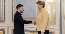 Ukrainas prezidents Volodimirs Zelenskis ceturtdien Kijivā pasniedza Latvijas ārlietu ministrei Baibai Bražei (JV) Ukrainas valsts II pakāpes ordeni "Par nopelniem". Ukrainas prezidents Volodimirs Zelenskis ceturtdien Kijivā pasniedza Latvijas ārlietu ministrei Baibai Bražei (JV) Ukrainas valsts II pakāpes ordeni "Par nopelniem".