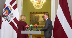 Pēc premjeres Evikas Siliņas tikšanās ar Valsts prezidentu Edgaru Rinkēviču žurnālisti trešdien vairākkārt premjerei vaicāja par iespējām saglābt šo valdību, uz ko viņa visai relaksēti atbildēja, ka par valdības stabilitāti tiekot vaicāts jau kopš tās izveidošanas. Pēc premjeres Evikas Siliņas tikšanās ar Valsts prezidentu Edgaru Rinkēviču žurnālisti trešdien vairākkārt premjerei vaicāja par iespējām saglābt šo valdību, uz ko viņa visai relaksēti atbildēja, ka par valdības stabilitāti tiekot vaicāts jau kopš tās izveidošanas.