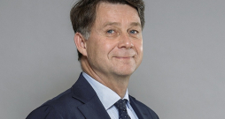 Dāniels Ulsons Zviedrijas vēstnieks Latvijā.