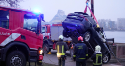 Izceļ auto no Daugavas.