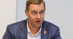 Harijs Rokpelnis: "Kaut kādā mērā es premjeri arī saprotu. Viņas uzdevums ir nodrošināt kārtību, lai visi koalīcijā soļo vienā ierindā. Ja kāds iet citā ritmā vai nedaudz citā virzienā, viņai ir jāaizrāda, ka tas nav labi." Harijs Rokpelnis: "Kaut kādā mērā es premjeri arī saprotu. Viņas uzdevums ir nodrošināt kārtību, lai visi koalīcijā soļo vienā ierindā. Ja kāds iet citā ritmā vai nedaudz citā virzienā, viņai ir jāaizrāda, ka tas nav labi."