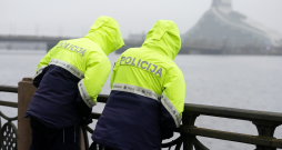 Valsts policijas darbinieki pie Daugavas, starp Akmens un Vanšu tiltu, kur ceturto dienu notiek vieglās automašīnas izcelšanas darbi, kura 27. novembrī iebrauca upē un nogrima.