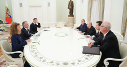Vladimirs Putins, viņa palīgs Jurijs Ušakovs un ekonomikas sūtnis Kirils Dmitrijevs Maskavā tiekas ar ASV īpašajiem sūtņiem Stīvu Vitkofu un Džaredu Kušneru. Vladimirs Putins, viņa palīgs Jurijs Ušakovs un ekonomikas sūtnis Kirils Dmitrijevs Maskavā tiekas ar ASV īpašajiem sūtņiem Stīvu Vitkofu un Džaredu Kušneru.