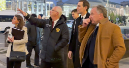 Pirms sarunām Kremlī Krievijas diktatora Vladimira Putina pārstāvis Kirils Dmitrijevs Maskavas centrā bija redzams pastaigājoties ar ASV prezidenta Donalda Trampa znotu Džaredu Kušneru un sūtni Stīvu Vitkofu. Pirms sarunām Kremlī Krievijas diktatora Vladimira Putina pārstāvis Kirils Dmitrijevs Maskavas centrā bija redzams pastaigājoties ar ASV prezidenta Donalda Trampa znotu Džaredu Kušneru un sūtni Stīvu Vitkofu.