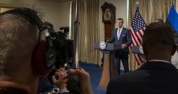 ASV aizsardzības ministrs Pīts Hegsets. ASV aizsardzības ministrs Pīts Hegsets.