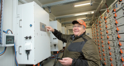ZS "Vec-Kurmji" saimnieks Jānis Freimanis novietnes tehniskajā telpā ir gandarīts par saules paneļu ražotās elektroenerģijas uzkrāšanu akumulatoros rādītājiem. Vasaras mēnešos saimniecībai pietiek ar savu ražoto elektroenerģiju. ZS "Vec-Kurmji" saimnieks Jānis Freimanis novietnes tehniskajā telpā ir gandarīts par saules paneļu ražotās elektroenerģijas uzkrāšanu akumulatoros rādītājiem. Vasaras mēnešos saimniecībai pietiek ar savu ražoto elektroenerģiju.