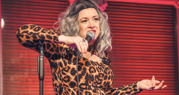 Komiķe, sieviešu "stand-up" dalībniece un satura veidotāja Džemma Sudraba.