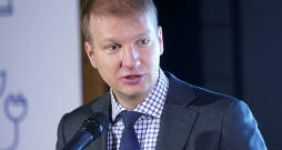 Klimata un enerģētikas ministrs Kaspars Melnis: "Klimata un enerģētikas ministrija uz biometānu skatās kā uz galveno energoresursu starppilsētu un reģionālo autobusu pārvadājumu nodrošināšanā, iespējams, tas ir arī pilsētu neelektriskā sabiedriskā transporta nākotnes energoresurss. Nekādu tehnoloģisku šķēršļu pārejai uz šādiem autobusiem nav, ir jāveido valsts atbalsta programma, jāiedrošina uzņēmēji un jāveido biometāna uzpildes staciju tīkls."
