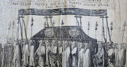 17. gadsimta gravīru ruļļa centrālajā daļā redzams hercogienes Luīzes Šarlotes sarkofāgs, kuru nes un pavada hercoga galma kamerjunkuri, kā arī Kurzemes bruņniecības dzimtu pārstāvji. 17. gadsimta gravīru ruļļa centrālajā daļā redzams hercogienes Luīzes Šarlotes sarkofāgs, kuru nes un pavada hercoga galma kamerjunkuri, kā arī Kurzemes bruņniecības dzimtu pārstāvji.