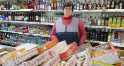 Medumu pagastā mitinās nepilns tūkstotis iedzīvotāju, un ciemā ir divi veikali. Veikalu tīkla "Aibe" pārdevēja Inese Surmoviča sūrojas, ka pircēju kļūstot arvien mazāk. Bet uz Medumiem pēc grādīgā braucot arī no desmit kilometru attālās Zarasu pilsētas Lietuvā.