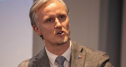 "Šis ir svarīgs precedents tam, kā Eiropai nākotnē būtu jāstrādā ar investīcijām aizsardzībā. Runa nav par jauniem līdzekļiem, bet gan par esošo programmu viedāku un stratēģiskāku izmantošanu," uzsver Rihards Kols, EP deputāts no Latvijas un ziņotājs par "ReArm Europe" plāna ieviešanu. "Šis ir svarīgs precedents tam, kā Eiropai nākotnē būtu jāstrādā ar investīcijām aizsardzībā. Runa nav par jauniem līdzekļiem, bet gan par esošo programmu viedāku un stratēģiskāku izmantošanu," uzsver Rihards Kols, EP deputāts no Latvijas un ziņotājs par "ReArm Europe" plāna ieviešanu.
