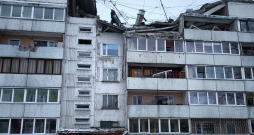 Torņakalnā gāzes sprādzienā sagruvis daudzdzīvokļu mājas jumts, viens bojāgājušais.