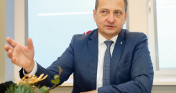 "Iepirkuma cenu svārstības ir ierastas un prognozējamas, tādēļ gribētos cerēt, ka attiecībā uz laukaugiem – gan dārzeņiem, gan graudiem – četrus gadus pēc kārtas slikti nevajadzētu būt," prognozē A.Krauze.