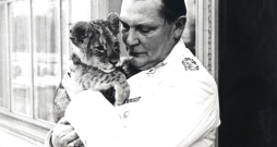 Hermans Gērings ar savu mājdzīvnieku lauvu, 1938. gads. Hermans Gērings ar savu mājdzīvnieku lauvu, 1938. gads.