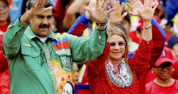 Venecuēlas "revolucionārais pāris" – Nikolā Maduro un Sīlija Floresa. Viņus vienoja vara, nauda un narkobizness. Attēlā abi priekšvēlēšanu mītiņā Karakasā 2018. gada 17. maijā. Venecuēlas "revolucionārais pāris" – Nikolā Maduro un Sīlija Floresa. Viņus vienoja vara, nauda un narkobizness. Attēlā abi priekšvēlēšanu mītiņā Karakasā 2018. gada 17. maijā.