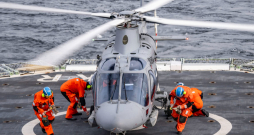 Helikopters HKP15 nolaižas uz patruļkuģa "Carlskrona" klāja. "Carlskrona" ir viens no Zviedrijas kuģiem, kas 2025. gada februārī piedalījās NATO operācijā "Baltic Sentry", kuras mērķis ir demonstrēt NATO spēku klātbūtni Baltijas jūrā un uzraudzīt tās kritisko zemūdens infrastruktūru. Helikopters HKP15 nolaižas uz patruļkuģa "Carlskrona" klāja. "Carlskrona" ir viens no Zviedrijas kuģiem, kas 2025. gada februārī piedalījās NATO operācijā "Baltic Sentry", kuras mērķis ir demonstrēt NATO spēku klātbūtni Baltijas jūrā un uzraudzīt tās kritisko zemūdens infrastruktūru.