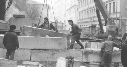 Barikāžu celšana pie Latvijas Republikas Augstākās Padomes ēkas.