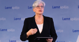 Sandra Kalniete: "Vienīgais veids, kā panākt, lai Kremlis mainītu savu nostāju, ir vēl lielāka spiediena izdarīšana uz Krieviju – gan militāra, gan ekonomiska –, lai Krievijas iekšienē augtu neapmierinātība." Sandra Kalniete: "Vienīgais veids, kā panākt, lai Kremlis mainītu savu nostāju, ir vēl lielāka spiediena izdarīšana uz Krieviju – gan militāra, gan ekonomiska –, lai Krievijas iekšienē augtu neapmierinātība."