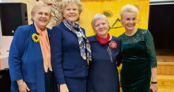 Pirms 25 gadiem un arī tagad lauku sievietes darboties mudina un iedrošina (no kreisās): LBTU profesore Baiba Rivža, raidījuma "Savai zemītei" vadītāja, žurnāliste Daina Bruņiniece, bijusī Latvijas Lauku konsultāciju un izglītības centra Bauskas biroja vadītāja Eleonora Maisaka, uzņēmēja un Saeimas deputāte Aiva Vīksna.