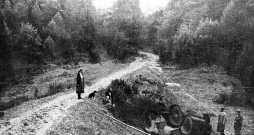 Vieta, kurā avarēja Z. A. Meierovica auto 1925. gadā. Vieta, kurā avarēja Z. A. Meierovica auto 1925. gadā.