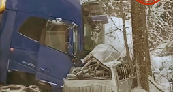 Pēc sadursmes ar kravas auto automašīna "Toyota Hilux" tika burtiski saplacināta un trīs vīrieši gāja bojā. Pēc sadursmes ar kravas auto automašīna "Toyota Hilux" tika burtiski saplacināta un trīs vīrieši gāja bojā.