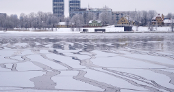 Daugava ziemā pie Rīgas pasažieru ostas.
