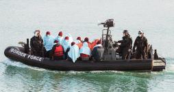 2025. gadā Lielbritānijā no Francijas gumijas laivās ir ieradušies 41 472 migranti, kas ir otrs lielākais skaits vēsturē. Pirmajā vietā ir 2022. gads, kad ieradās 45 774 migranti. 2025. gadā Lielbritānijā no Francijas gumijas laivās ir ieradušies 41 472 migranti, kas ir otrs lielākais skaits vēsturē. Pirmajā vietā ir 2022. gads, kad ieradās 45 774 migranti.