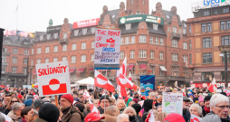 Grenlandes atbalstam rīkota protesta akcija Kopenhāgenā. Demonstrācijas pret ASV prezidenta Donalda Trampa centieniem pārņemt pasaulē lielāko salu notikušas arī citviet Dānijā, kā arī Grenlandes galvaspilsētā Nūkā. Grenlandes atbalstam rīkota protesta akcija Kopenhāgenā. Demonstrācijas pret ASV prezidenta Donalda Trampa centieniem pārņemt pasaulē lielāko salu notikušas arī citviet Dānijā, kā arī Grenlandes galvaspilsētā Nūkā.