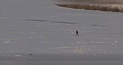 Vīrietis šķērso Daugavu. Vīrietis šķērso Daugavu.