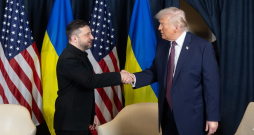 Volodimirs Zelenskis un Donalds Tramps Davosā.