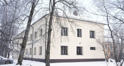 Atjaunotā daudzdzīvokļu māja Bērzpils ielā 75, Rīgā.