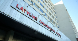 Amatpersonas vērš uzmanību – pateicoties tam, ka palielinās finansējums gan ārstniecībai, gan onkoloģisko pacientu medikamentiem, kā arī uzlabotas diagnostikas iespējas, slimības tiek atklātas agrīnākās stadijās. Tam esot arī loģiskas sekas – veselības aprūpes sistēmā ienāk vairāk pacientu agrīnās slimības stadijās.